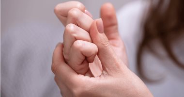 طرقعة الأصابع ليست ضارة بصحة العظام والمفاصل.. اعرف التفاصيل