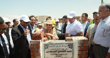 وزيرة البيئة ومحافظ الوادى الجديد يضعان حجر أساس محطة طاقة شمسية بالمحافظة