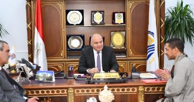 محافظ قنا يستقبل 50 مواطنا بمكتبه لبحث متطلباتهم