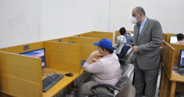 رئيس جامعة حلوان يجرى جولة تفقدية لمتابعة انتظام الامتحانات بكلية الصيدلة