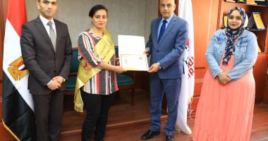 محافظ سوهاج يكرم 16 من الفائزين في مسابقة "الأم المثالية" و"الأب المثالى"