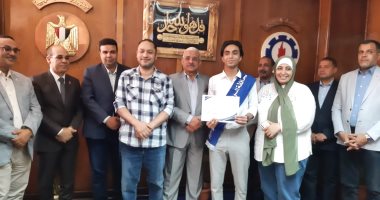 محافظ السويس يكرم أوائل الشهادة الإعدادية.. صور