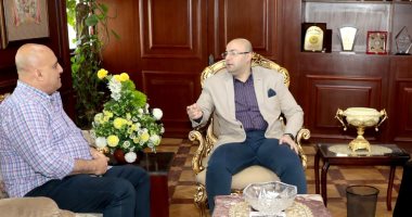محافظ بنى سويف يناقش موقف تنفيذ مشروعات قرى حياة كريمة 