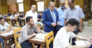 رئيس جامعة بنى سويف يتفقد سير الامتحانات بكلية التجارة.. صور