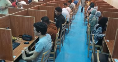 طلاب كليتى الطب البيطرى والصيدلة بجامعة كفر الشيخ يؤدون الاختبارات الإلكترونية