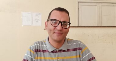 "محمد" معيد فى كلية أصول الدين بالزقازيق ينشد المدائح ويكتب أشعارا وطنية.. لايف