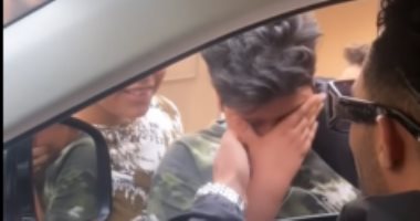 بعيط علشان بحبك.. محمد رمضان يلتقط صورة تذكارية مع طفل يبكى بعد لقائه "فيديو"