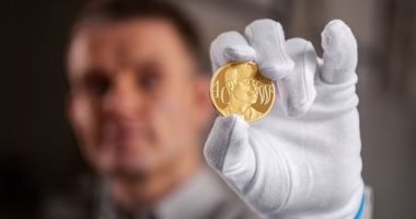 العملات التذكارية غير مقتصرة على كبار القصر.. دار السك البريطانية تحتفل بعملة للملكة فى اليوبيل البلاتينى.. وأخرى احتفالا بعيد ميلاد الأمير وليام.. سبقها سك عملتين احتفاء بالمغنى إلتون جون وتكريم فريد لفرقة روك