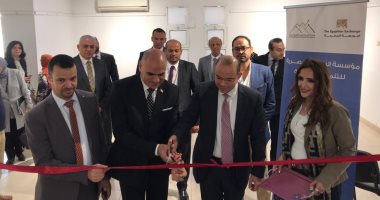 رئيس جامعة الأقصر ورئيس البورصة يفتتحان معرضا للملابس بكلية الفنون الجميلة ..صور