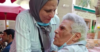 بعد فوزه بـ النيل للآداب.. إبراهيم عبد المجيد باكيا: سعيد جدا وأشكر الجميع
