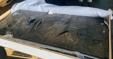 جمارك الصادرات الجوية بمطار القاهرة تضبط محاولة تهريب قطعتين أثريتين 