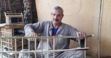 الفنان المتجول من الفيوم لأسوان.. شاهد حكاية عم ربيع مع 45 سنة من تشكيل الأقفاص الخشبية