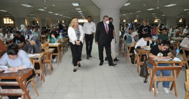 رئيس جامعة حلوان يتفقد لجان امتحانات كلية التجارة ويوجه بتوفير وسائل التعقيم