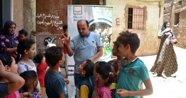 مياه سوهاج تطرق أبواب قريتى نقنق وأولاد سالم للتوعية بمشروعات حياة كريمة