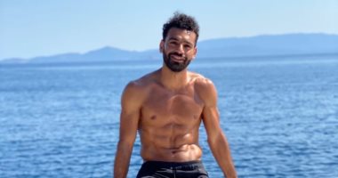 الهواية المفضلة.. شاهد محمد صلاح يلعب "طاولة" أثناء إجازته