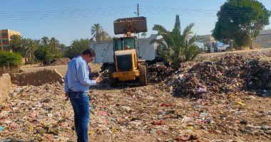 نقل وإزالة القمامة والمخلفات الصلبة من مقلب أبوان بمركز مطاى بالمنيا.. صور