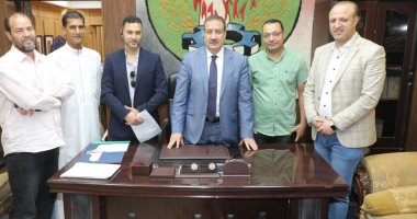 محافظ المنوفية يفحص شكاوى المواطنين ويوجه بحلها