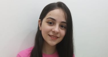 الناجح يرفع إيده.. أسرة "نور" تهنئ ابنتهم بمجموع 100% بالصف الأول الاعدادى