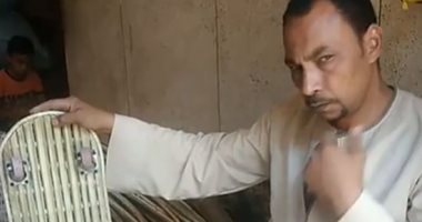 مراكب النخيل أحدث تقاليع الصعيد.. شاهد محمد يصنع من الجريد ألواح تزحلق على الطرق