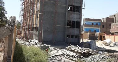 حياة كريمة بالأقصر.. إسنا تستكمل إنشاءات ملعب خماسى وجناح بمدرسة ثانوى.. صور