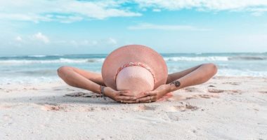 6 أنشطة عليك تجربتها مرة واحدة على الأقل قبل انتهاء الصيف.. المشي حافي الأبرز