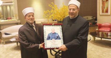 مفتى القدس يهدى درعًا تذكارية لمفتى الجمهورية تقديرا لدوره فى مواجهة التطرف