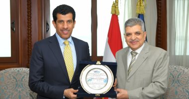 رئيس هيئة قناة السويس يبحث سبل التعاون المشترك مع السفير القطري 
