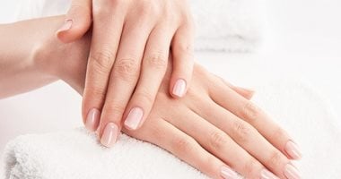 وصفات طبيعية لنمو الأظافر فى المنزل .. من عصير الليمون لزيت الثوم