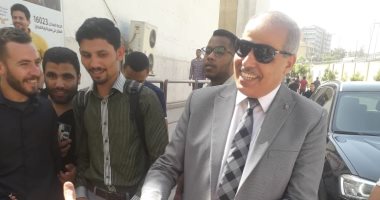 رئيس جامعة الأزهر يستقبل الطلاب والطالبات بالشيكولاتة.. صور