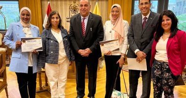 رئيس جامعة حلوان يكرم سفراء مكتب العلاقات الدولية لدورهم فى دعم الأنشطة