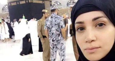 القصة الكاملة لاعتناق ديانا حداد الإسلام وظهورها بالحجاب أمام الكعبة