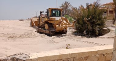 تواصل حملة تطهير وإزاحة الرمال من مسار كورنيش العريش