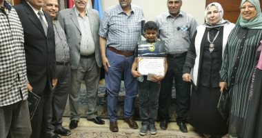 وكيل تعليم الغربية يكرم الطالب الفائز بالمركز الثالث بالمسابقة الفنية للمكفوفين