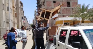 حملات لرفع وإزالة إشغالات الباعة الجائلين بشوارع أسيوط.. صور