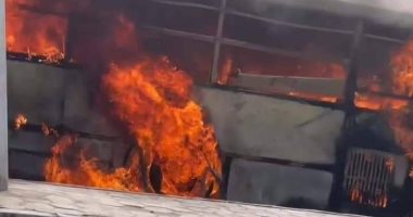 الحماية المدنية تسيطر على حريق بأتوبيس فى المقطم دون إصابات.. صور