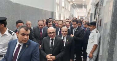 وزير العدل يتفقد المكتب الرقمى لمحكمة الأسرة ونيابات المنتزه الكلية.. صور
