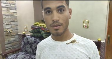 عمرك شفت حد شايل عقارب فى هدومه؟.. تعالى نشوف عزوز ابن سوهاج بيعمل إيه.. فيديو