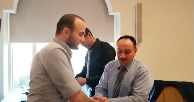 قنصل مصر فى الرياض يتدخل لاحتواء أزمة مواطن مع موظف بالبعثة المصرية.. صور