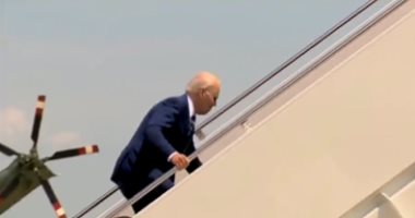 مش أول مرة.. بايدن يتعرض لموقف محرج بعد تعثره على سلم الطائرة.. فيديو