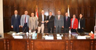 رئيس جامعة الإسكندرية يستقبل مسئول مجموعة المناخ بجامعة كامبردج الأمريكية
