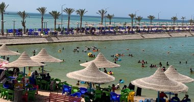 درجة الحرارة تقترب من الـ40 ومئات الأهالى على شواطئ البحر الأحمر.. لايف