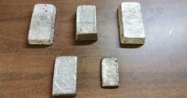 جمارك أرقين تضبط محاولة تهريب 5 سبائك فضية داخل أتوبيس بوزن 8.7 كيلو جرام