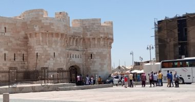 إقبال المواطنين على قلعة قايتباى بالإسكندرية رغم ارتفاع درجات الحرارة.. صور