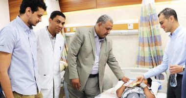 فحص 55 حالة وإجراء 8 جراحات لعظام الأطفال بمستشفى الكرنك بالأقصر.. صور