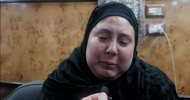 دموع وانهيار أم فقدت ابنها فى حادث احتراق سيارة.. وسائقون يسلمونها سيارة جديدة