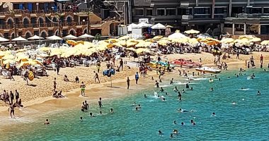 أحلى مصيف بـ15 جنيه بس.. بحر وشمسية وأحسن قعدة فى شواطئ الإسكندرية.. فيديو