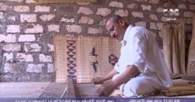 عم عزت.. نصف قرن في صناعة "الحُصر"