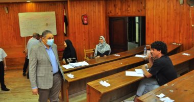 رئيس جامعة كفر الشيخ يتفقد امتحانات الطلاب بالكليات.. صور