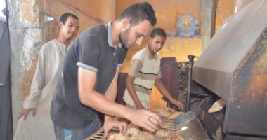 عمال الأقصر يتحدون حرارة الطقس فى المخابز ويخرجون الخبز المدعم للجمهور