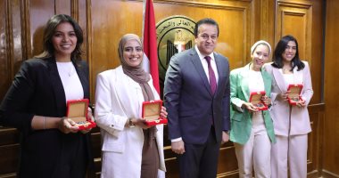 وزير التعليم العالى يكرم طالبات الجامعة الأمريكية لتطويرهن خرسانة ذاتية الإنارة